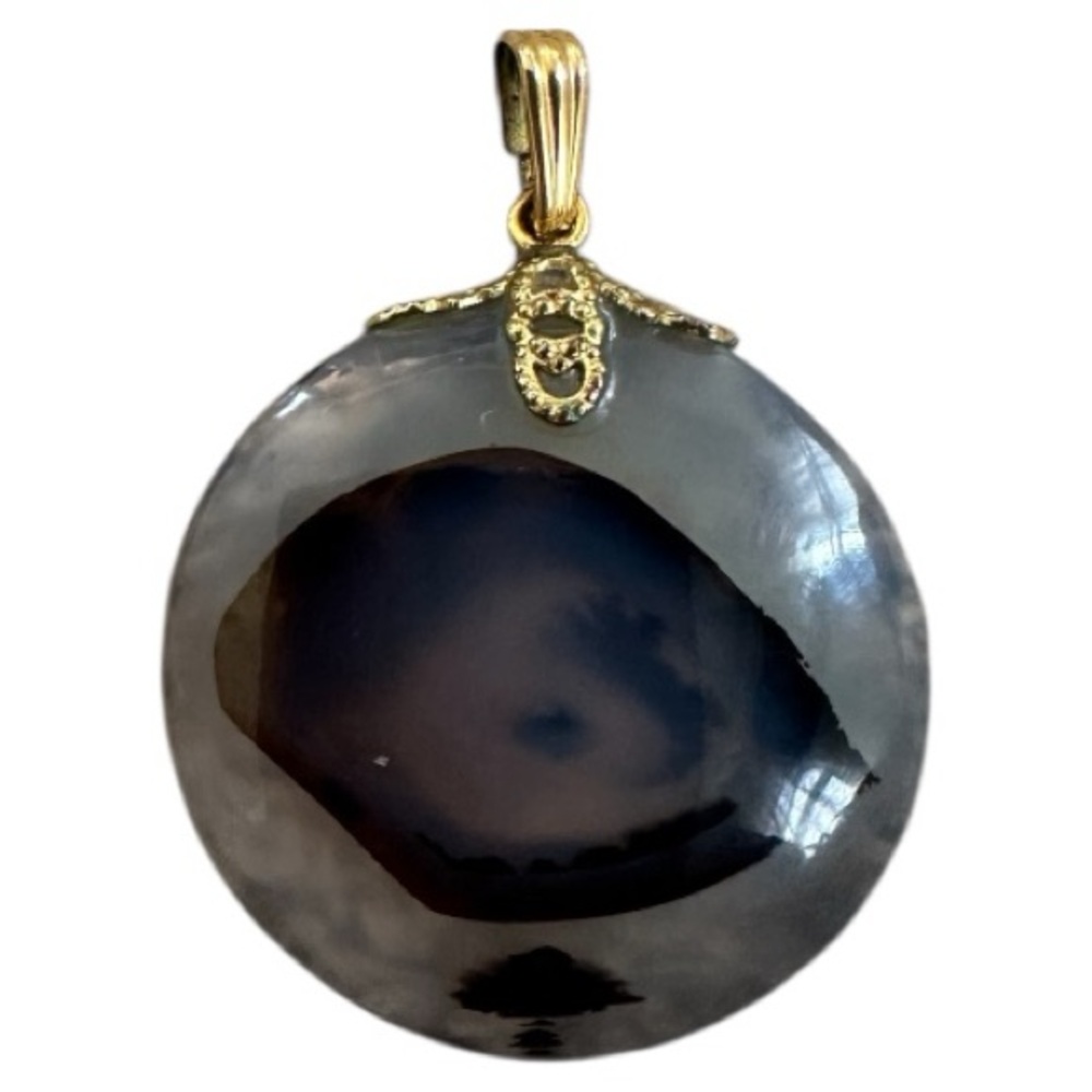 gold-tone pendant featuring a polished agate stone.
